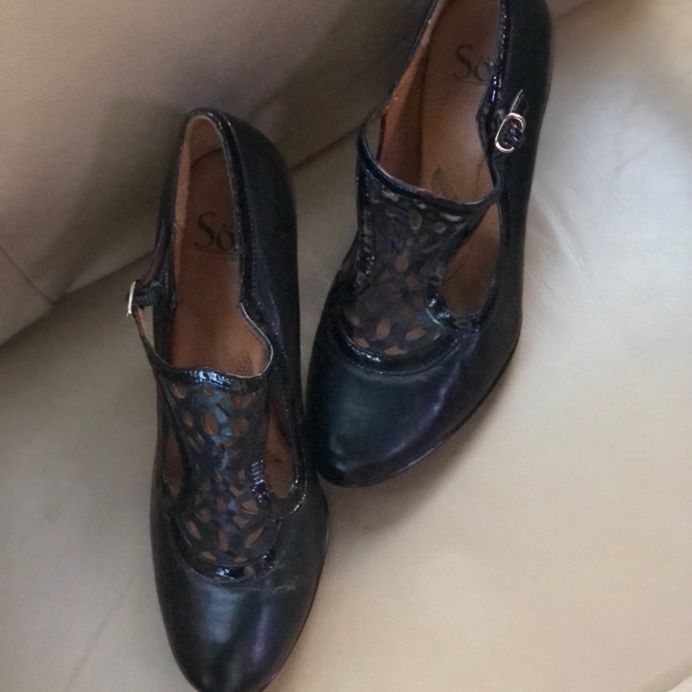 New sofft black pumps